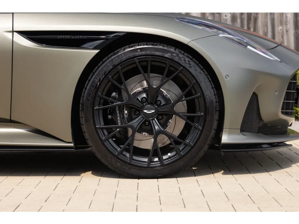 2025 DB12 V8 Coupe thumbnail vehicle image 3