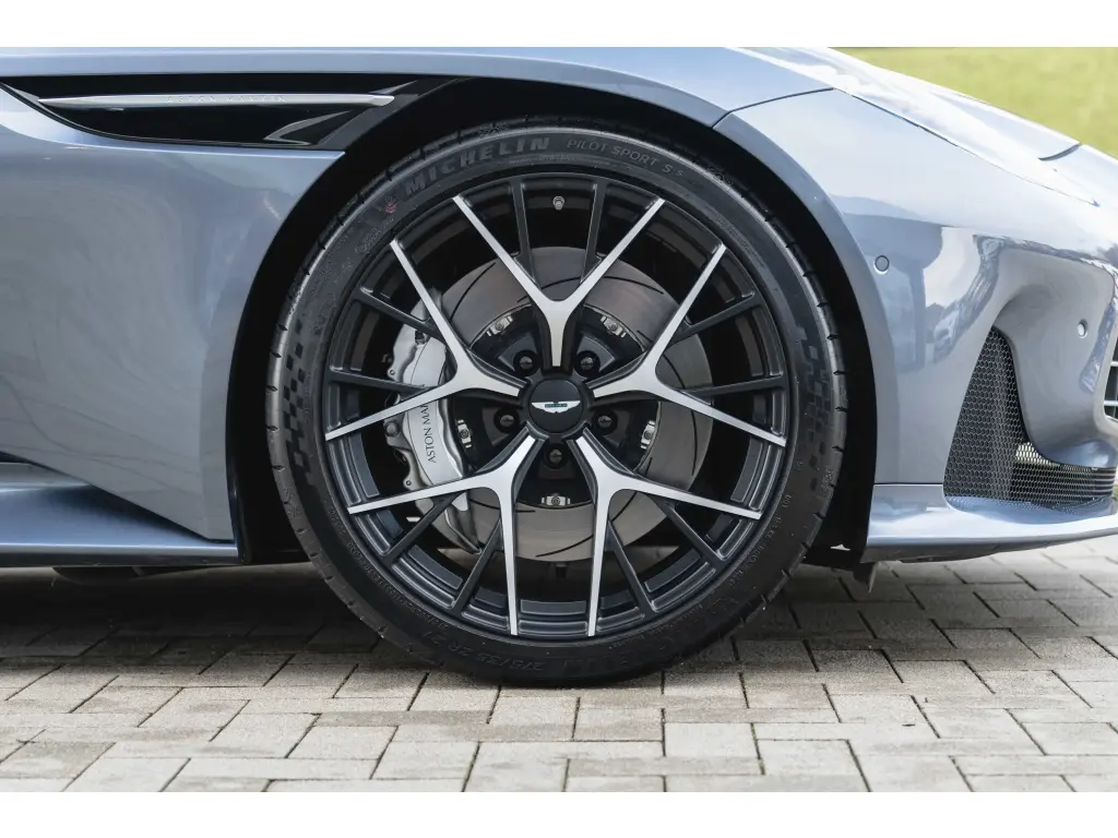 2025 DB12 V8 Coupe thumbnail vehicle image 3