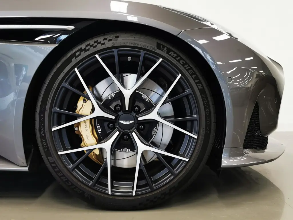 2025 DB12 V8 Coupe thumbnail vehicle image 3