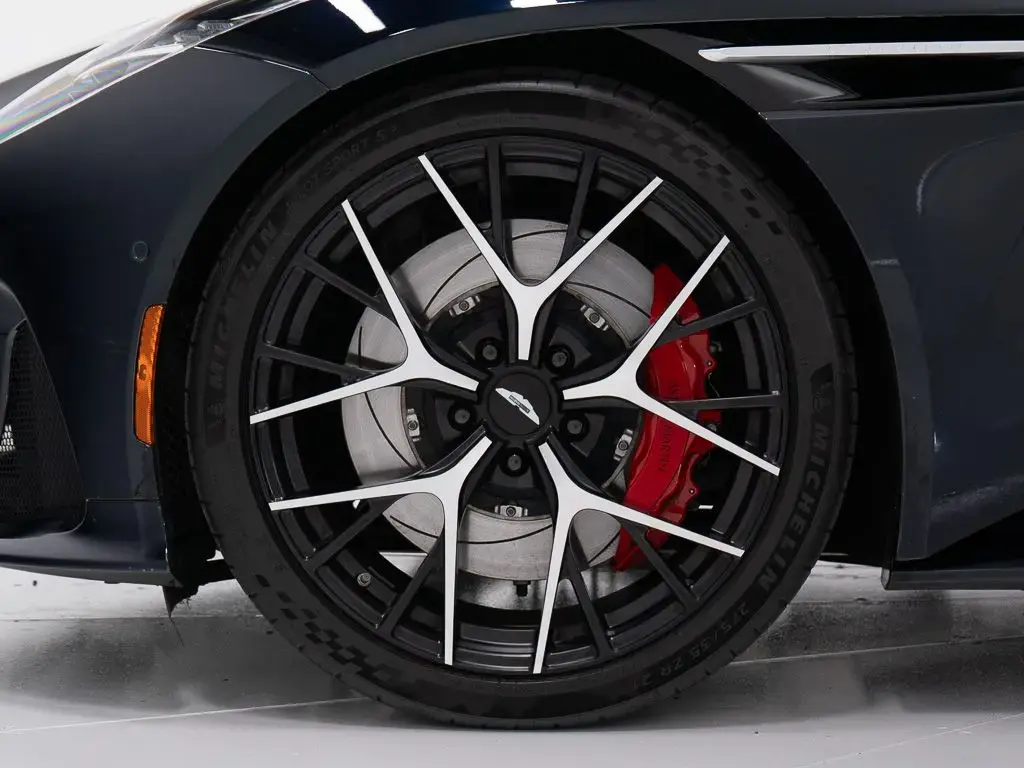 2025 DB12 V8 Coupe thumbnail vehicle image 3