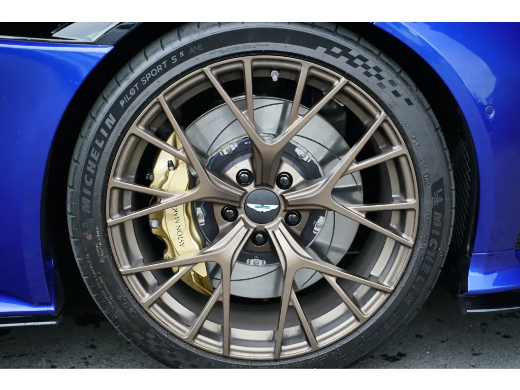 2026 DB12 V8 Coupe thumbnail vehicle image 3