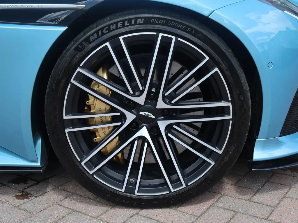 2024 DB12 V8 Volante thumbnail vehicle image 3