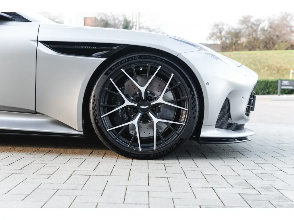 2024 DB12 V8 Volante thumbnail vehicle image 3