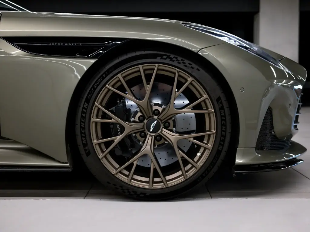 2024 DB12 V8 Volante thumbnail vehicle image 3