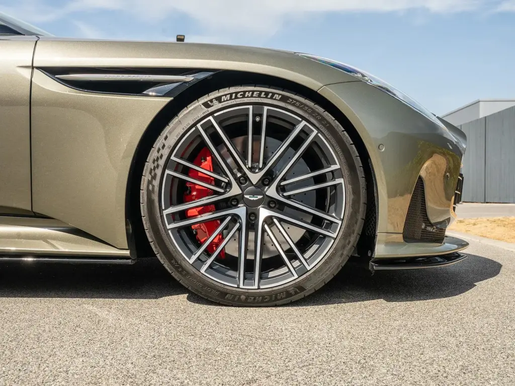 2024 DB12 V8 Volante thumbnail vehicle image 3