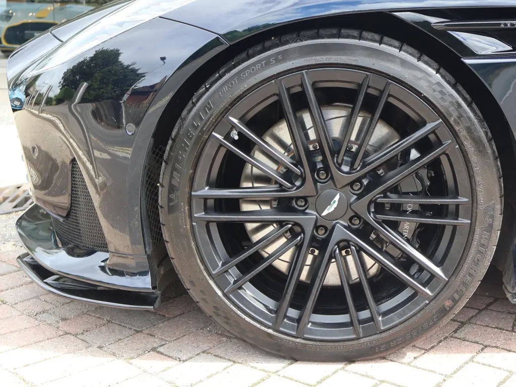 2024 DB12 V8 Volante thumbnail vehicle image 3