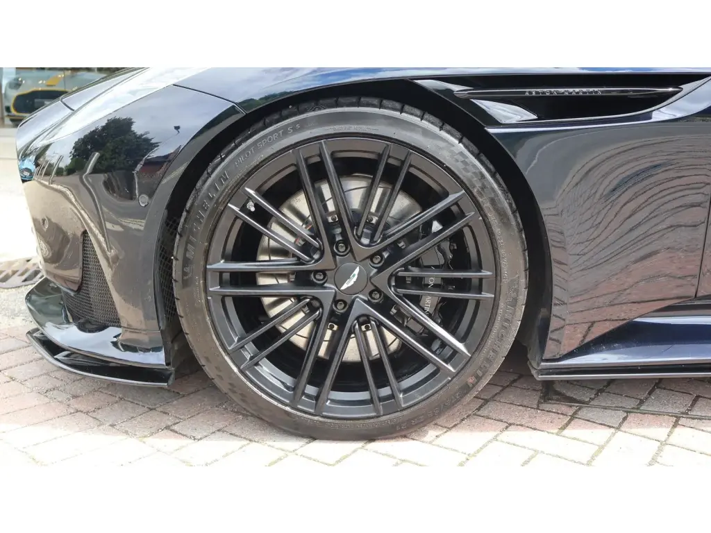 2024 DB12 V8 Volante thumbnail vehicle image 3
