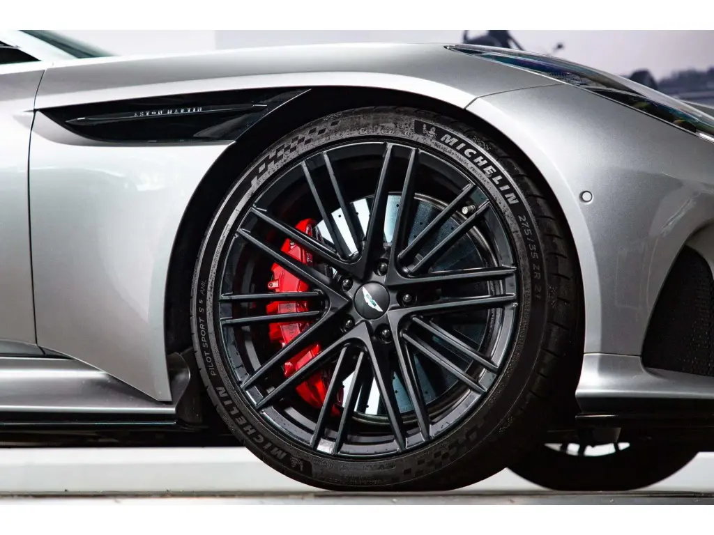 2024 DB12 V8 Volante thumbnail vehicle image 3