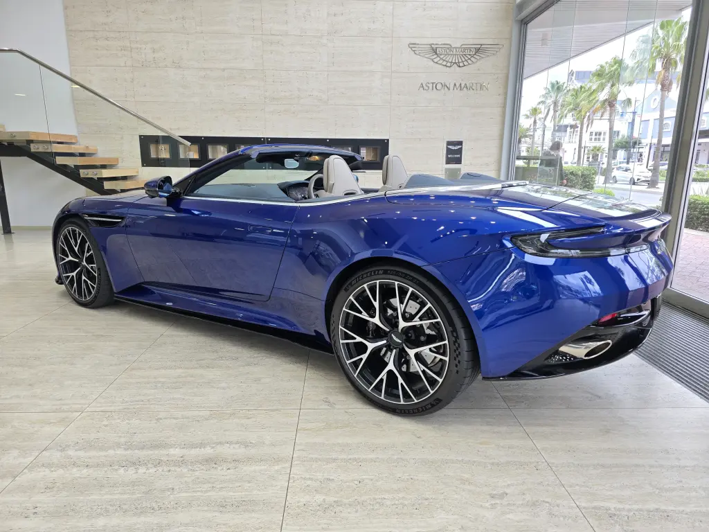 2024 DB12 V8 Volante thumbnail vehicle image 1