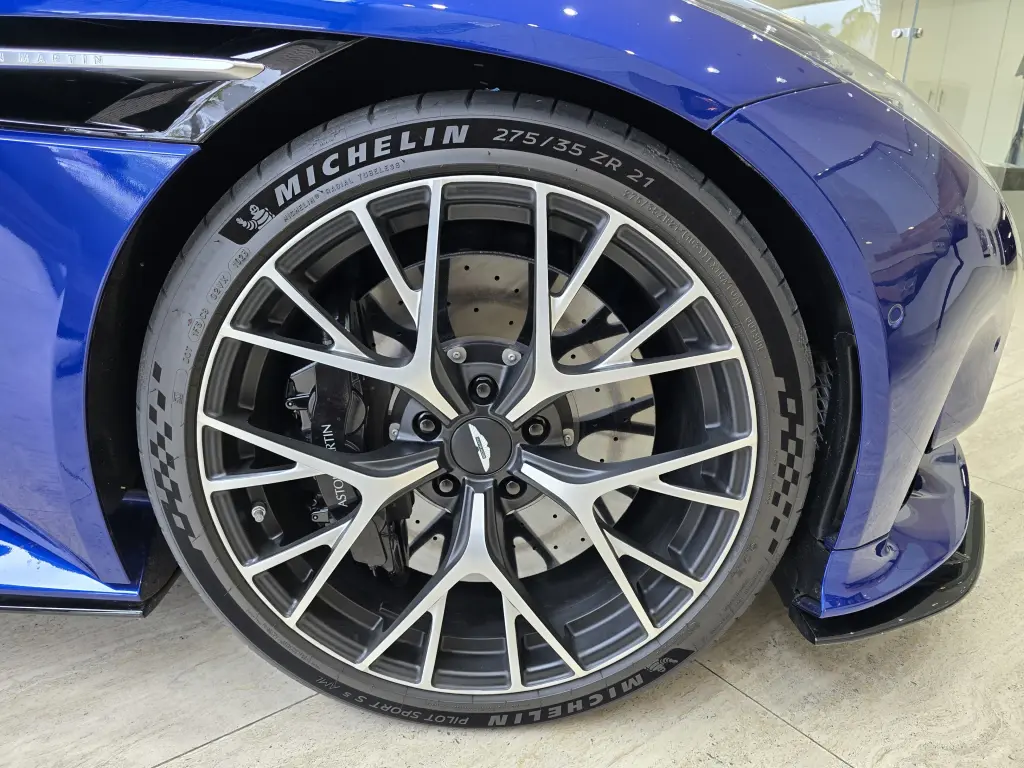 2024 DB12 V8 Volante thumbnail vehicle image 3