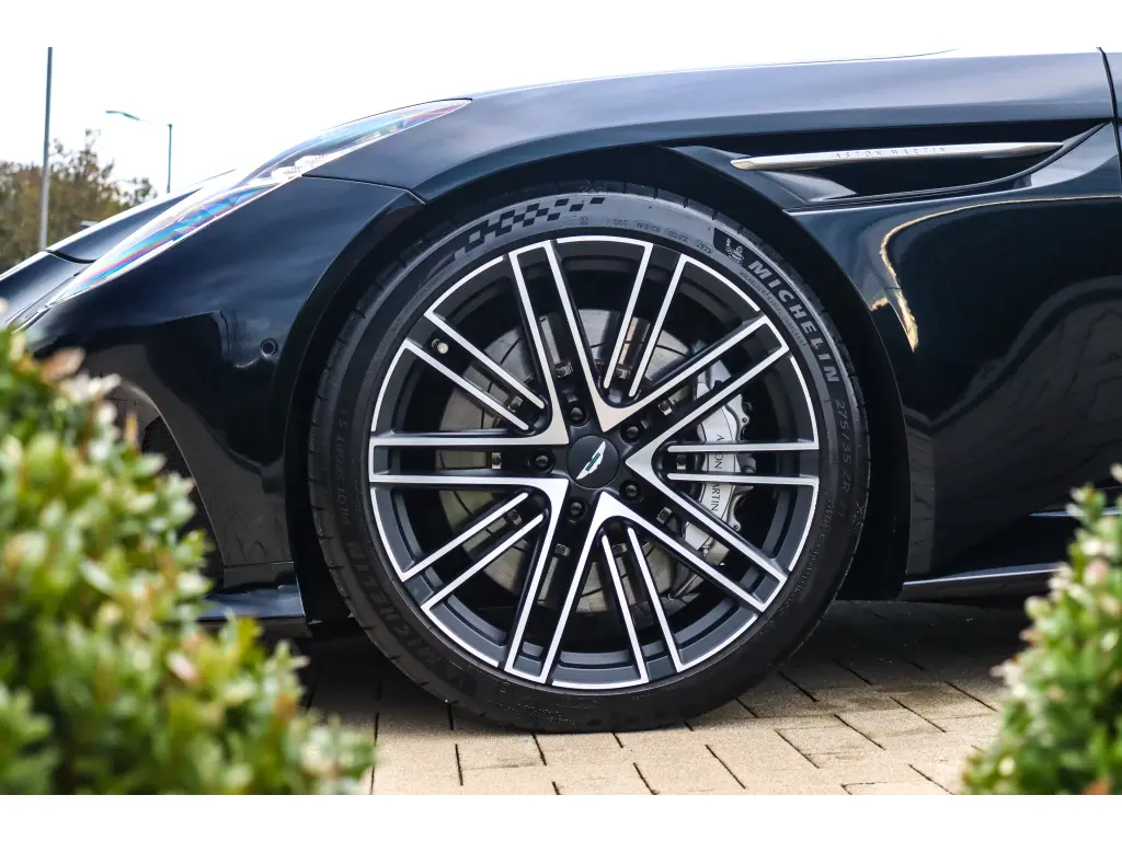 2024 DB12 V8 Volante thumbnail vehicle image 3