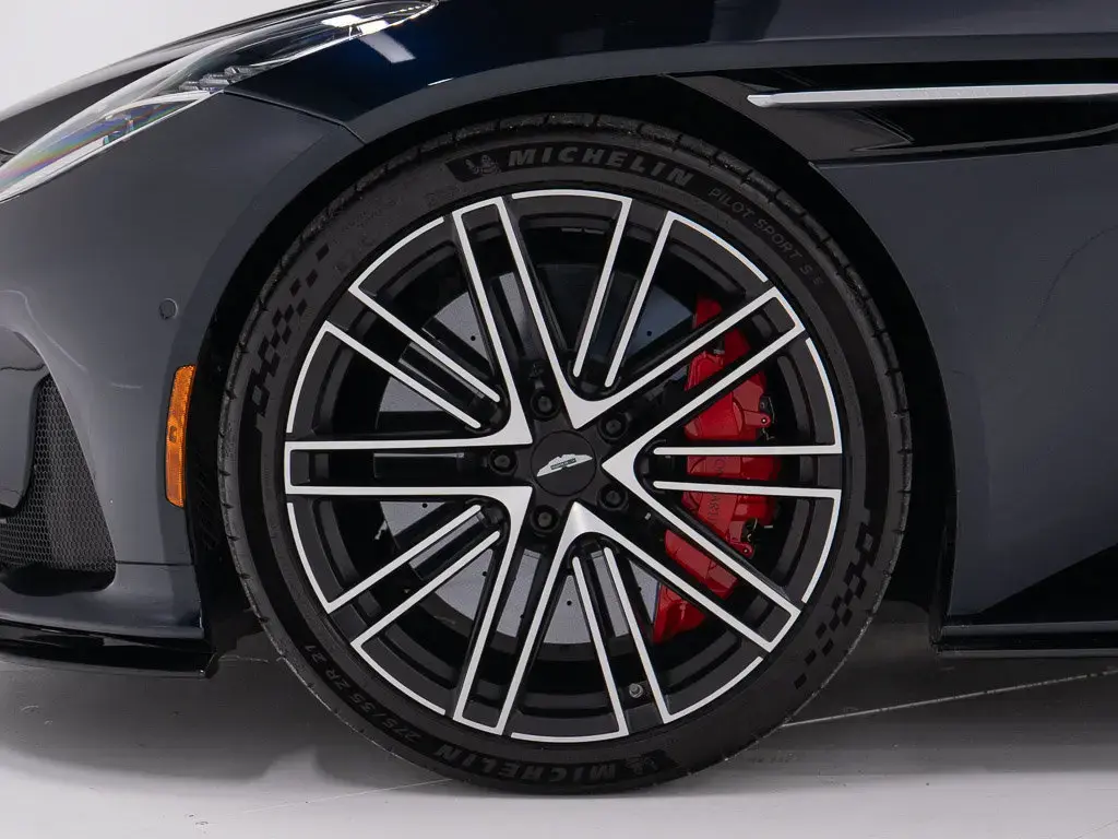 2024 DB12 V8 Volante thumbnail vehicle image 3