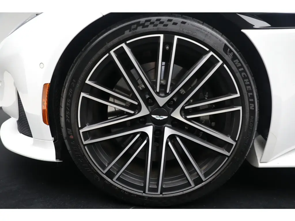 2024 DB12 V8 Volante thumbnail vehicle image 3