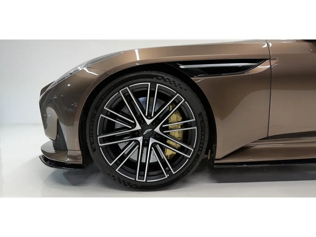 2024 DB12 V8 Volante thumbnail vehicle image 3