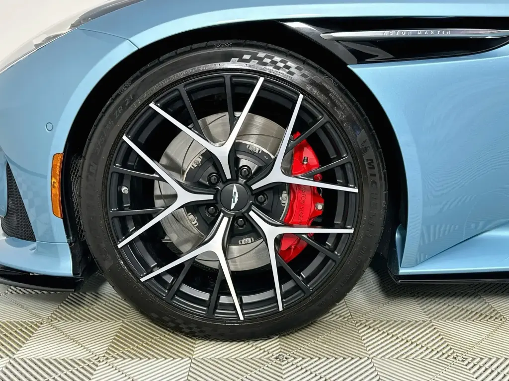2024 DB12 V8 Volante thumbnail vehicle image 3