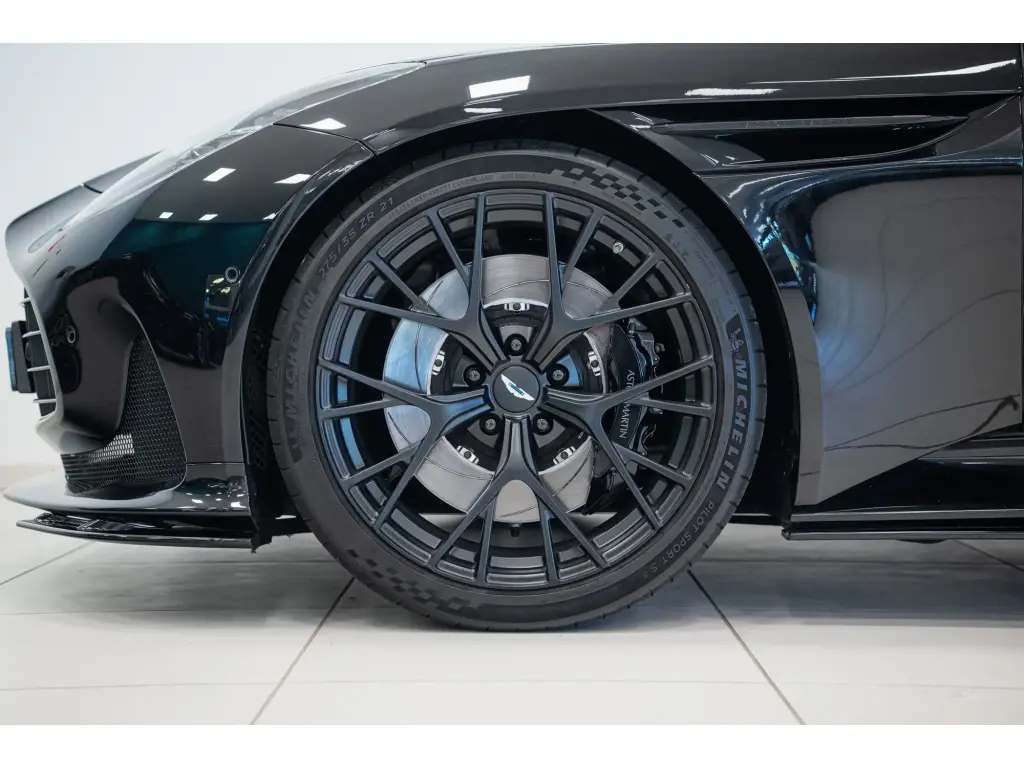 2024 DB12 V8 Volante thumbnail vehicle image 3