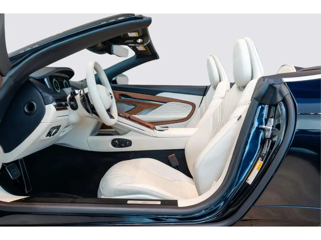 2024 DB12 V8 Volante thumbnail vehicle image 2