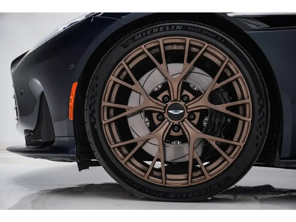2024 DB12 V8 Volante thumbnail vehicle image 3