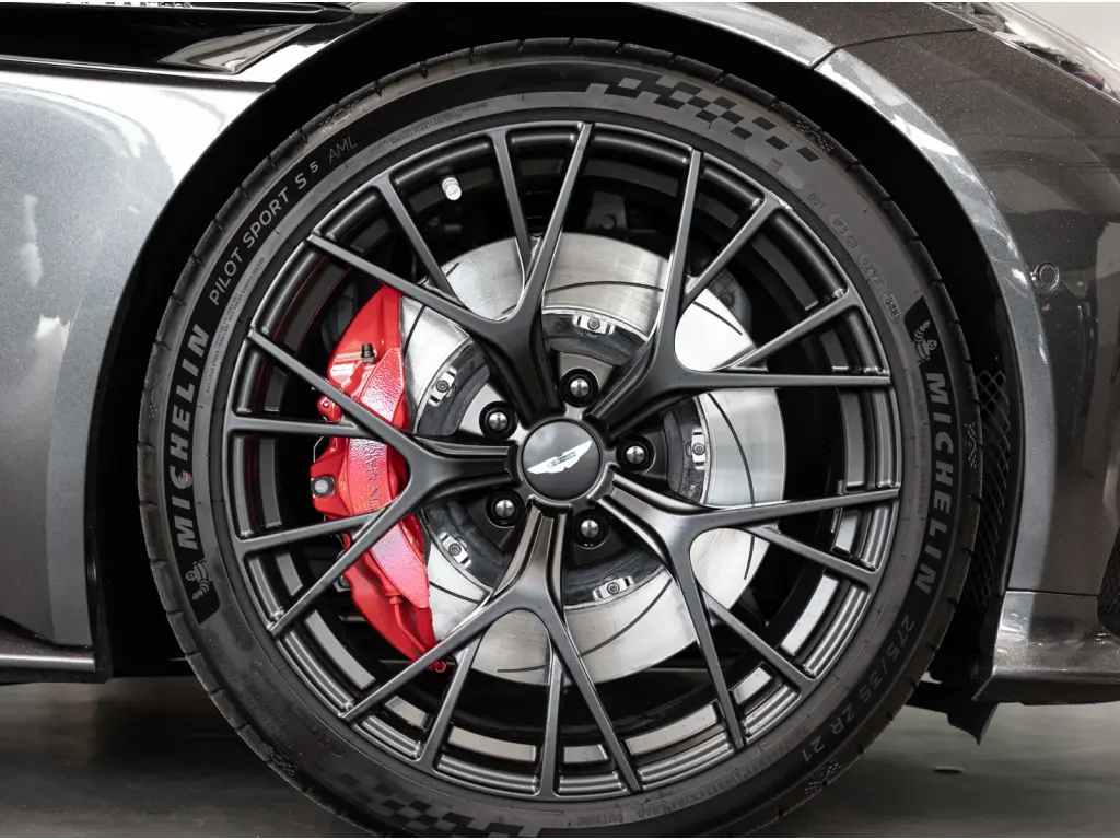 2024 DB12 V8 Volante thumbnail vehicle image 3