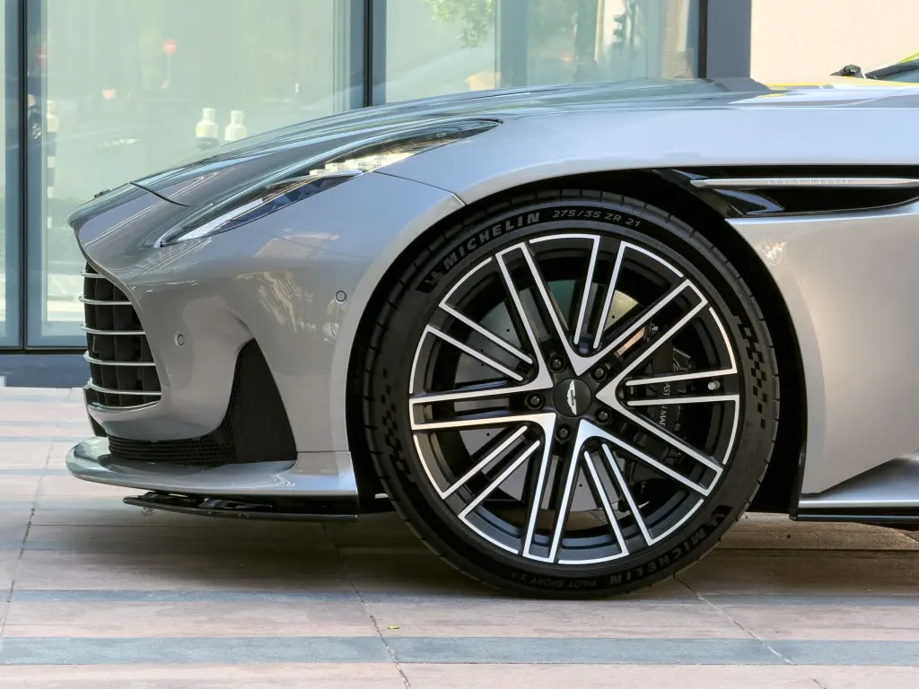2024 DB12 V8 Volante thumbnail vehicle image 3