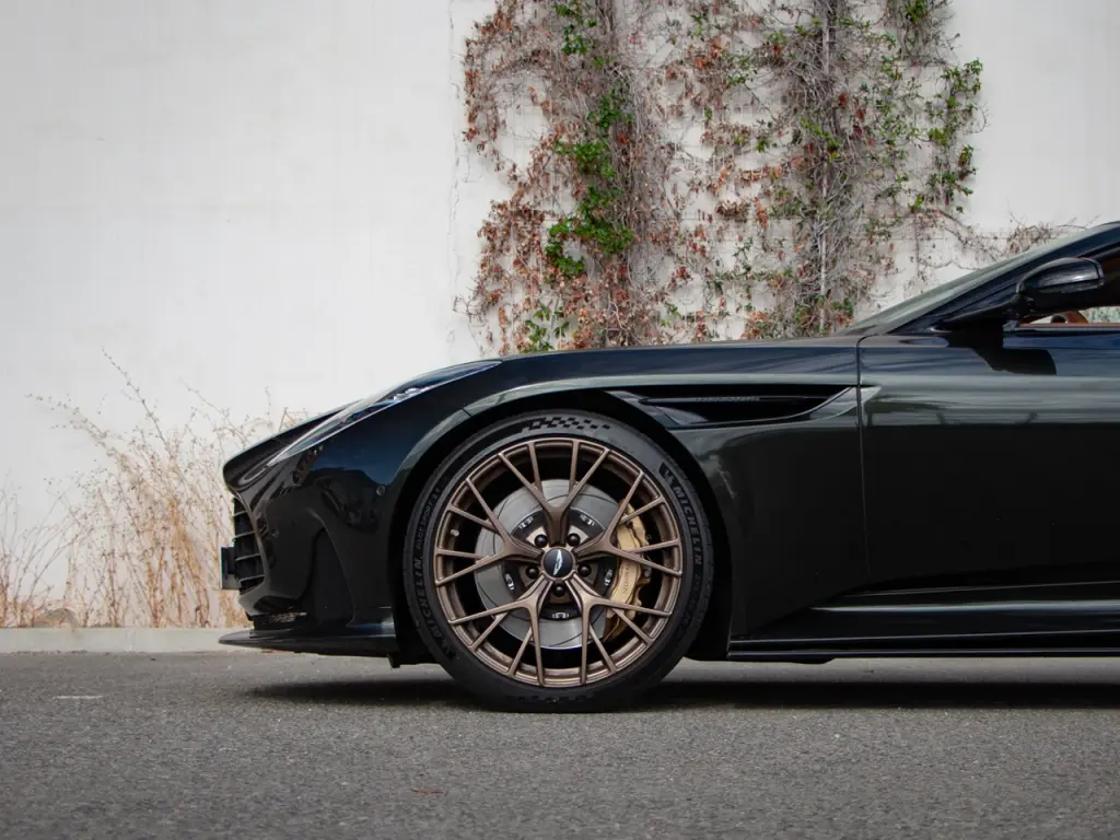 2024 DB12 V8 Volante thumbnail vehicle image 3