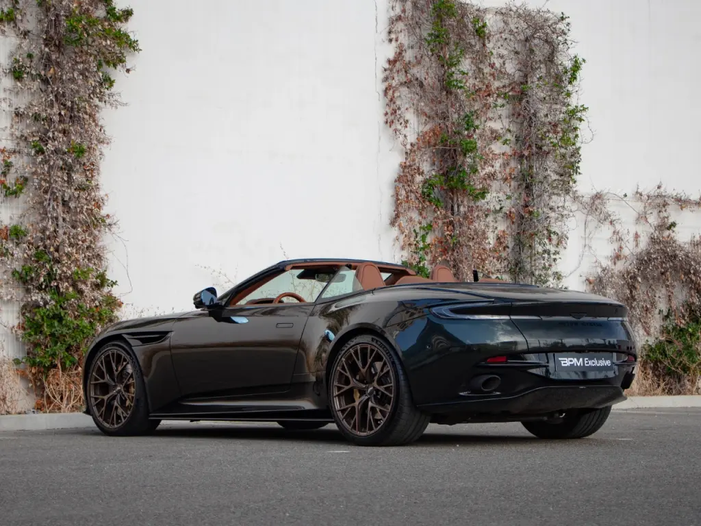 2024 DB12 V8 Volante thumbnail vehicle image 1