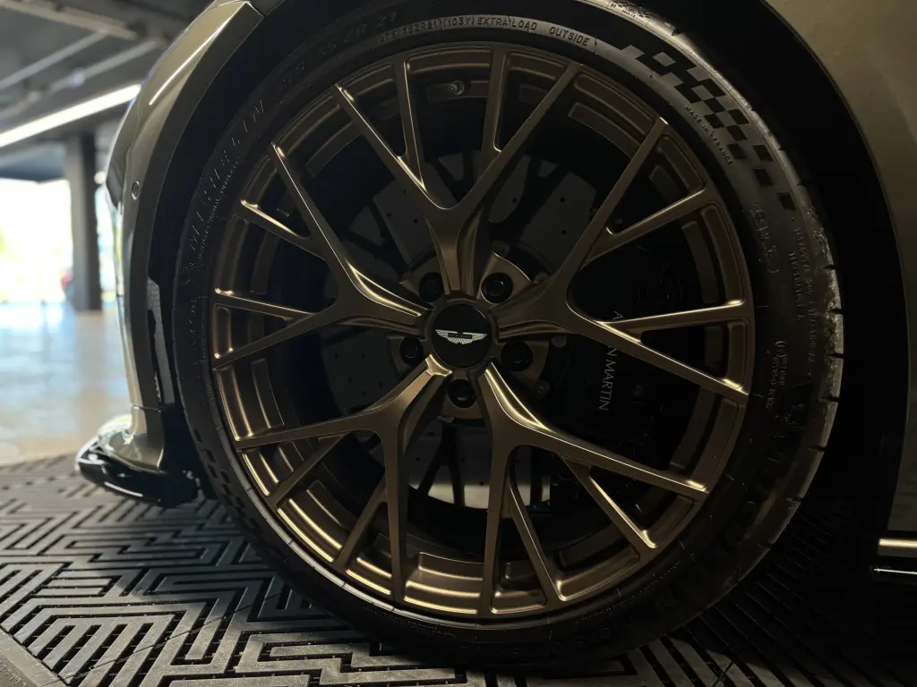 2024 DB12 V8 Volante thumbnail vehicle image 3