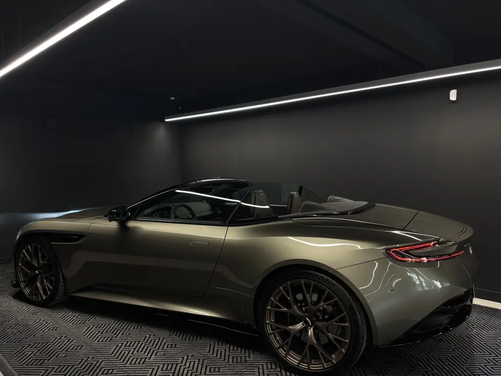 2024 DB12 V8 Volante thumbnail vehicle image 1