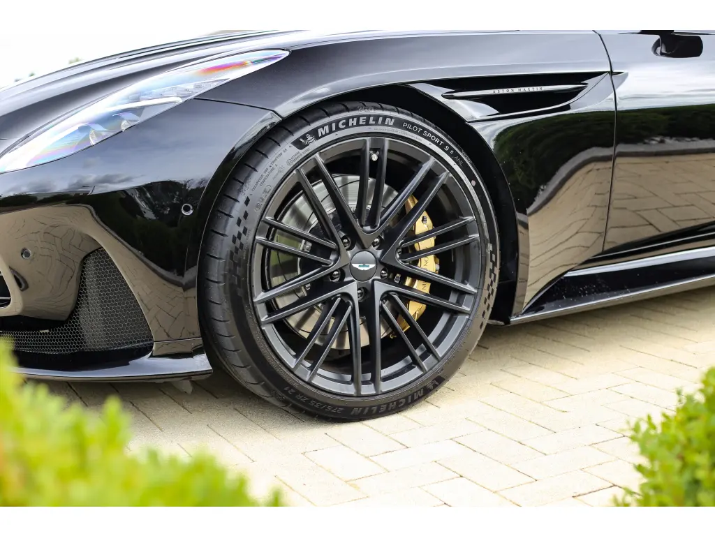 2025 DB12 V8 Volante thumbnail vehicle image 3