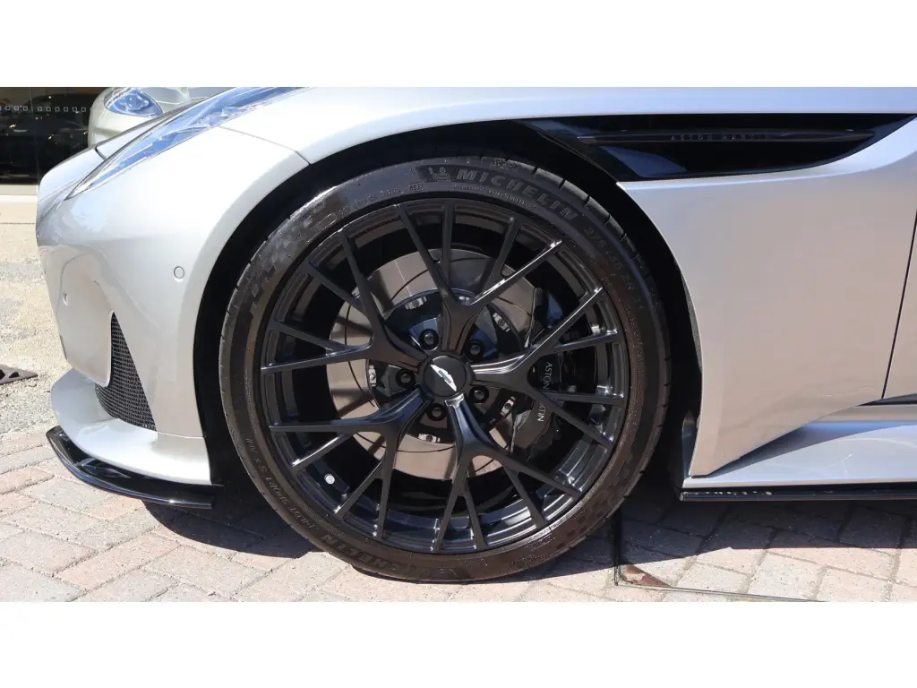 2025 DB12 V8 Volante thumbnail vehicle image 3