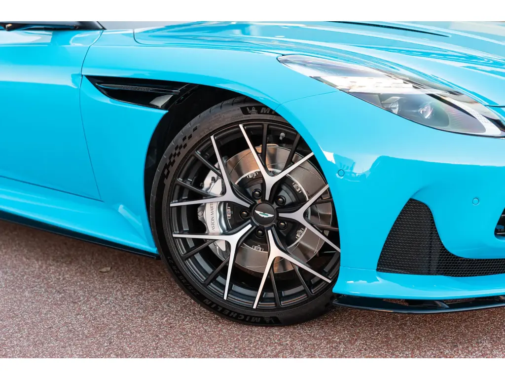 2025 DB12 V8 Volante thumbnail vehicle image 3