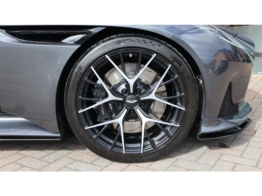 2025 DB12 V8 Volante thumbnail vehicle image 3