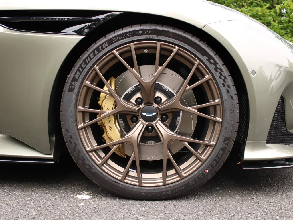 2025 DB12 V8 Volante thumbnail vehicle image 3