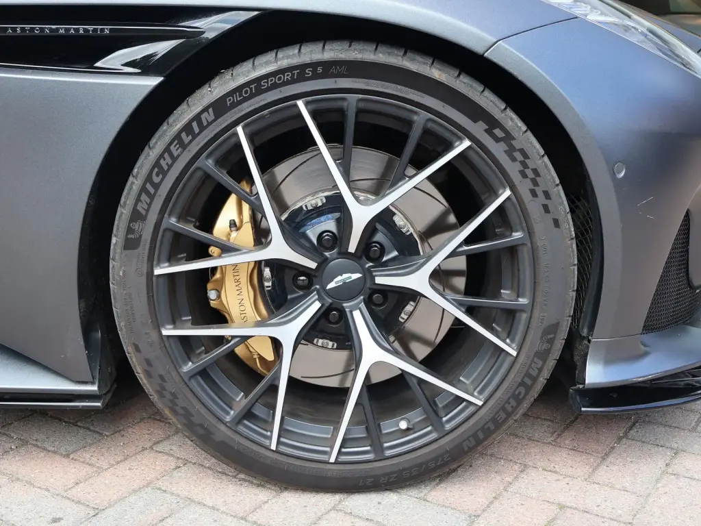 2025 DB12 V8 Volante thumbnail vehicle image 3
