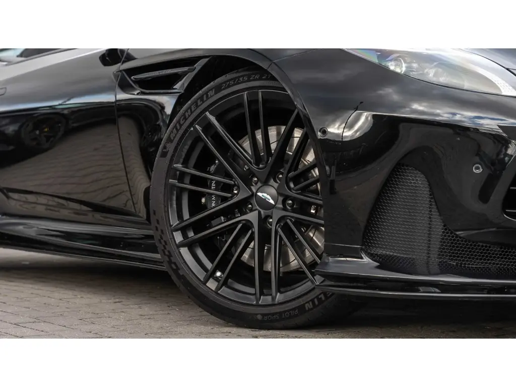 2025 DB12 V8 Volante thumbnail vehicle image 3