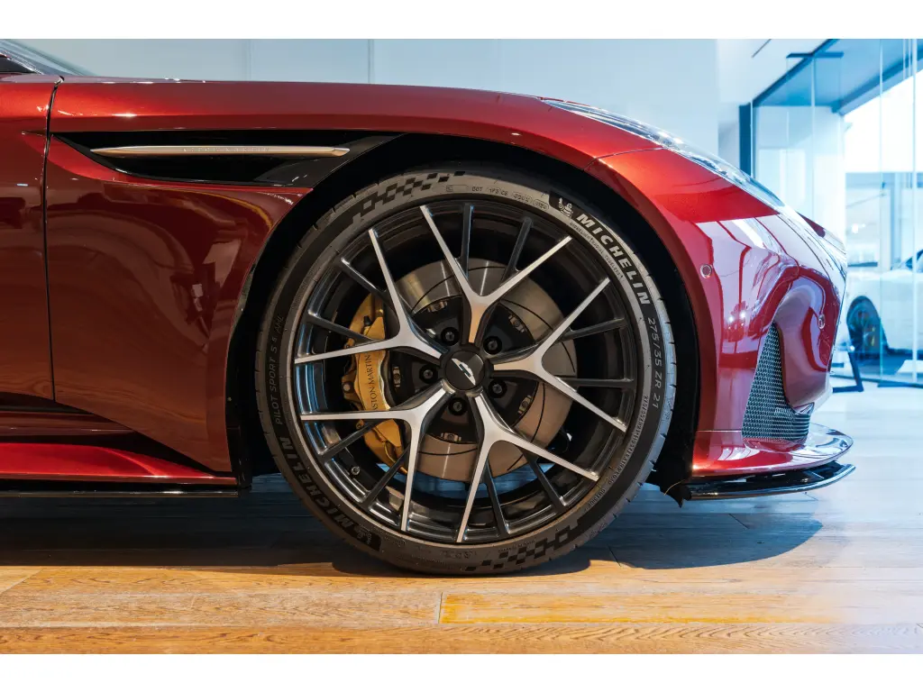 2025 DB12 V8 Volante thumbnail vehicle image 3