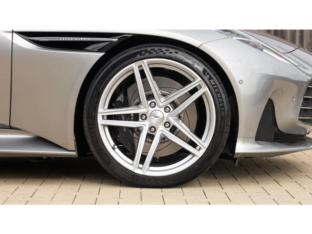 2025 DB12 V8 Volante thumbnail vehicle image 3