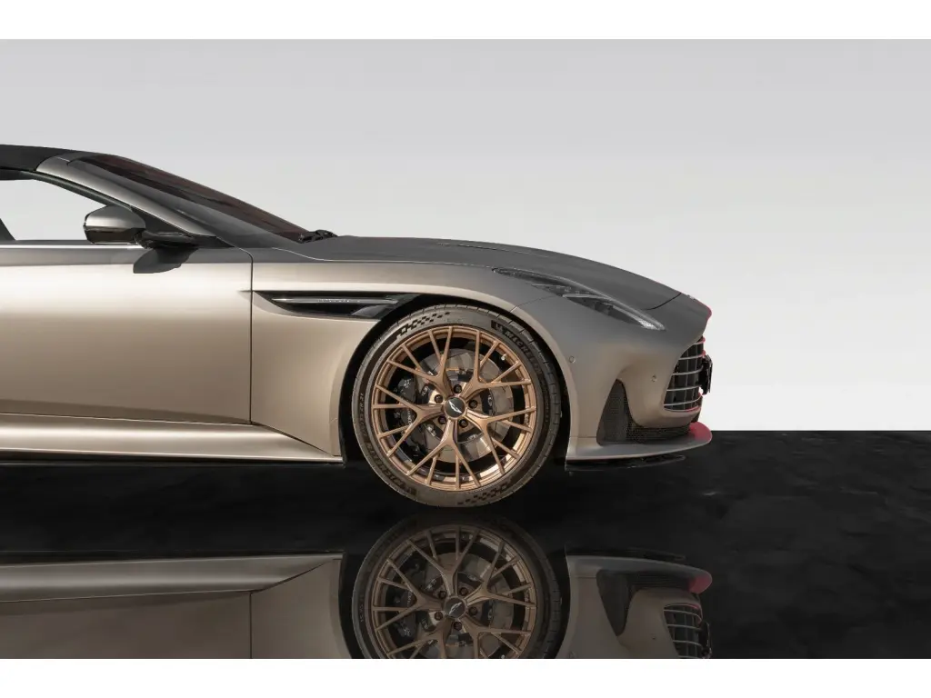 2025 DB12 V8 Volante thumbnail vehicle image 3
