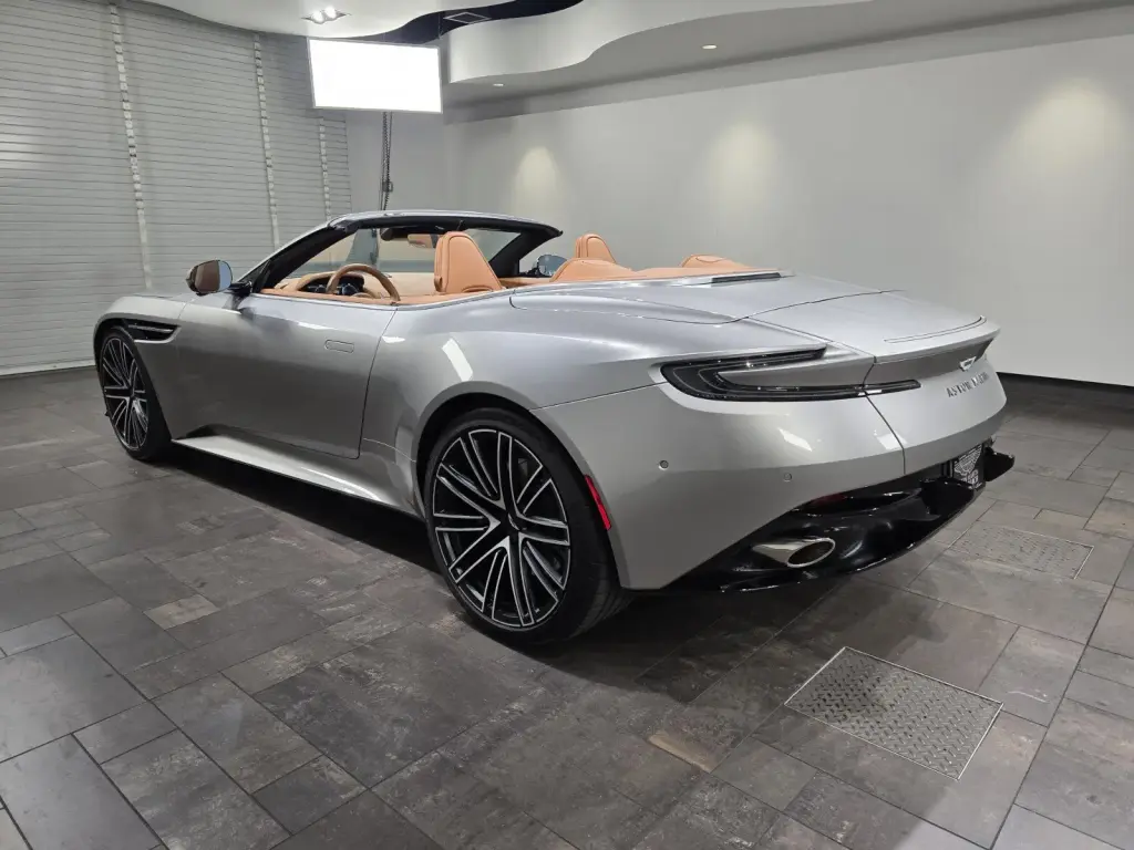 2025 DB12 V8 Volante thumbnail vehicle image 1
