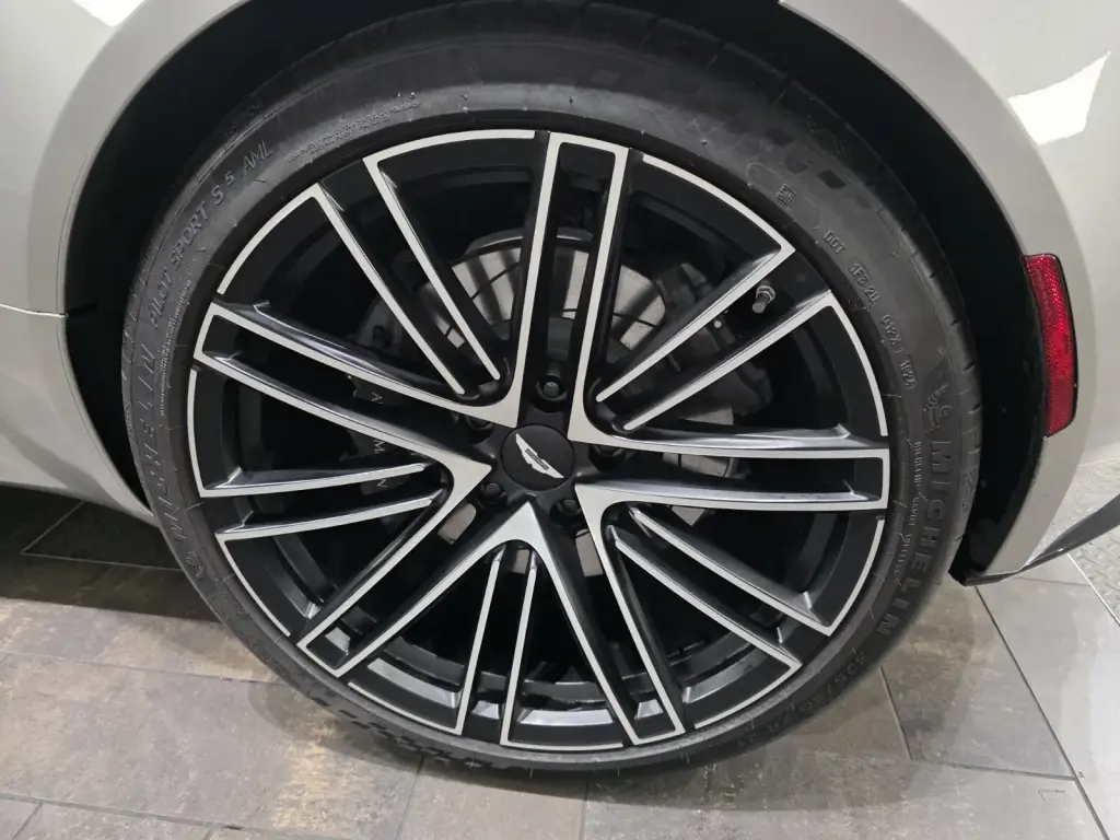 2025 DB12 V8 Volante thumbnail vehicle image 3