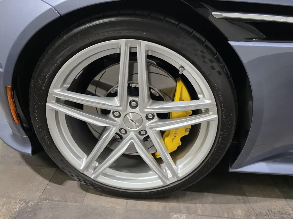 2025 DB12 V8 Volante thumbnail vehicle image 3