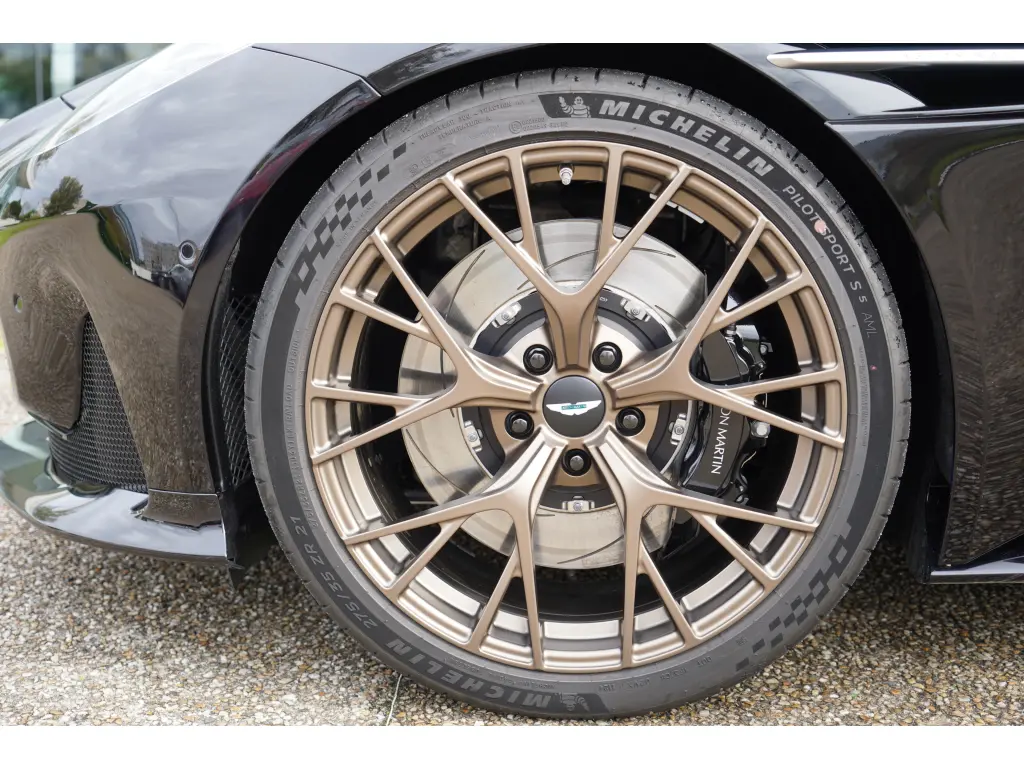 2025 DB12 V8 Volante thumbnail vehicle image 3