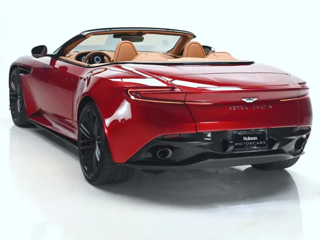 2025 DB12 V8 Volante thumbnail vehicle image 1