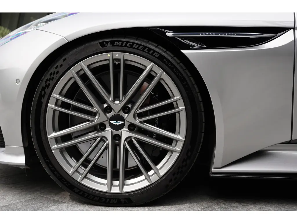 2025 DB12 V8 Volante thumbnail vehicle image 3