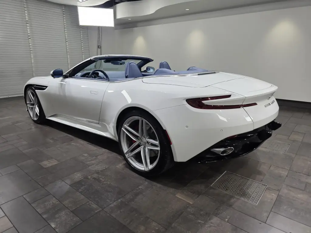 2025 DB12 V8 Volante thumbnail vehicle image 1
