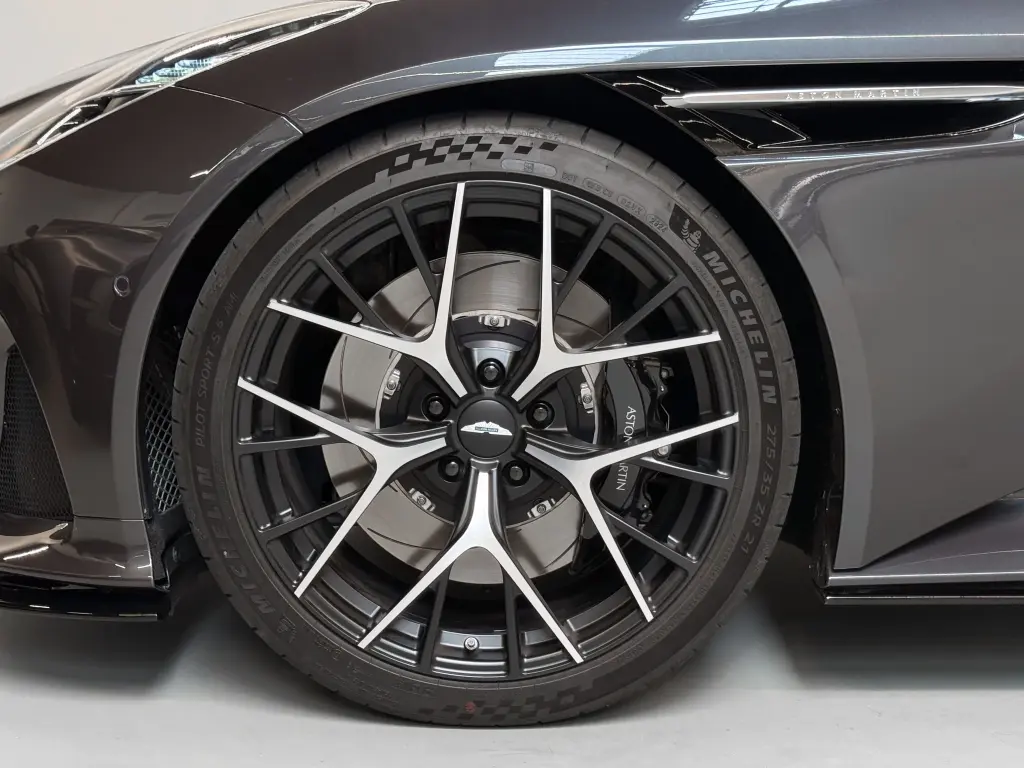 2025 DB12 V8 Volante thumbnail vehicle image 3