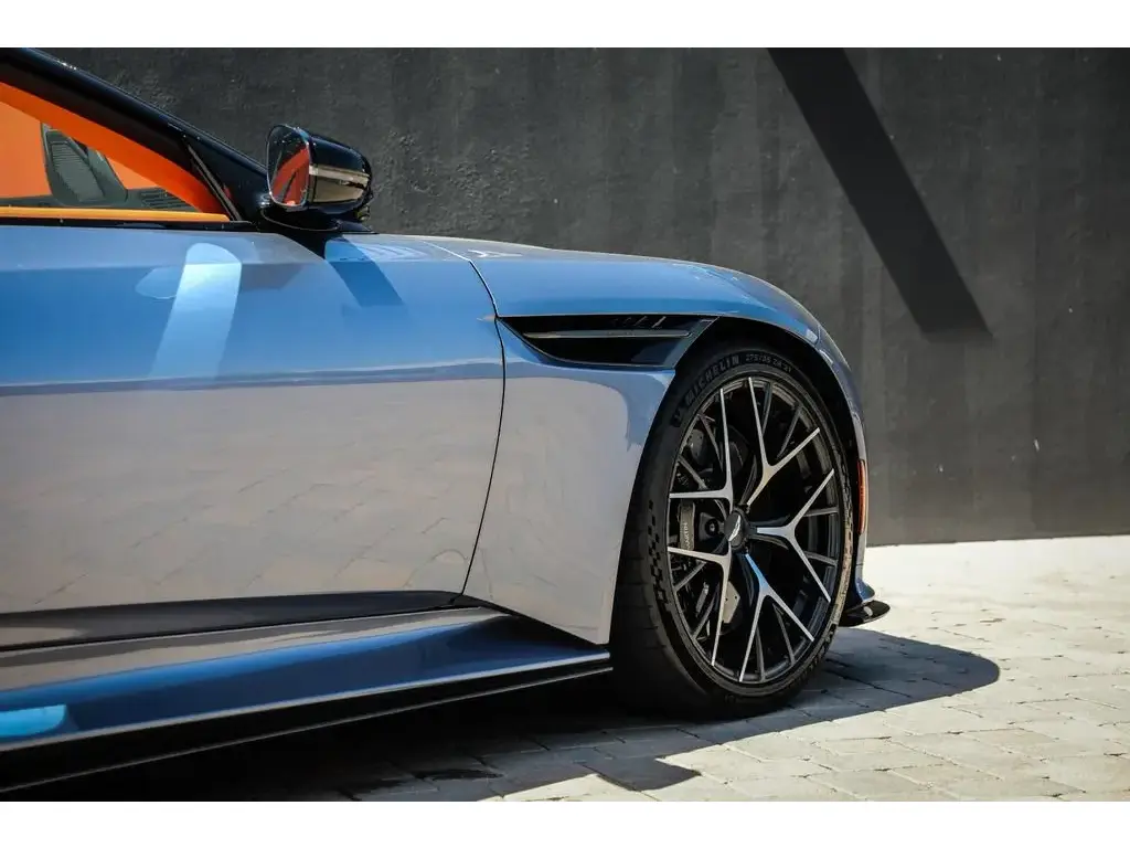 2025 DB12 V8 Volante thumbnail vehicle image 3