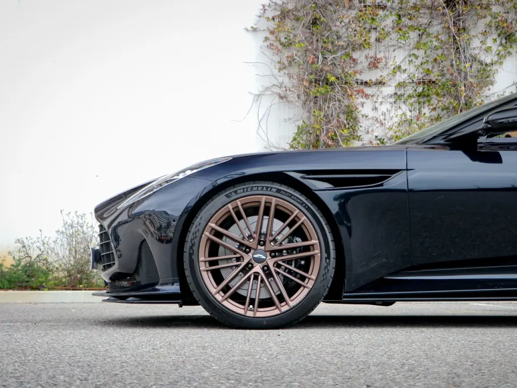 2025 DB12 V8 Volante thumbnail vehicle image 3