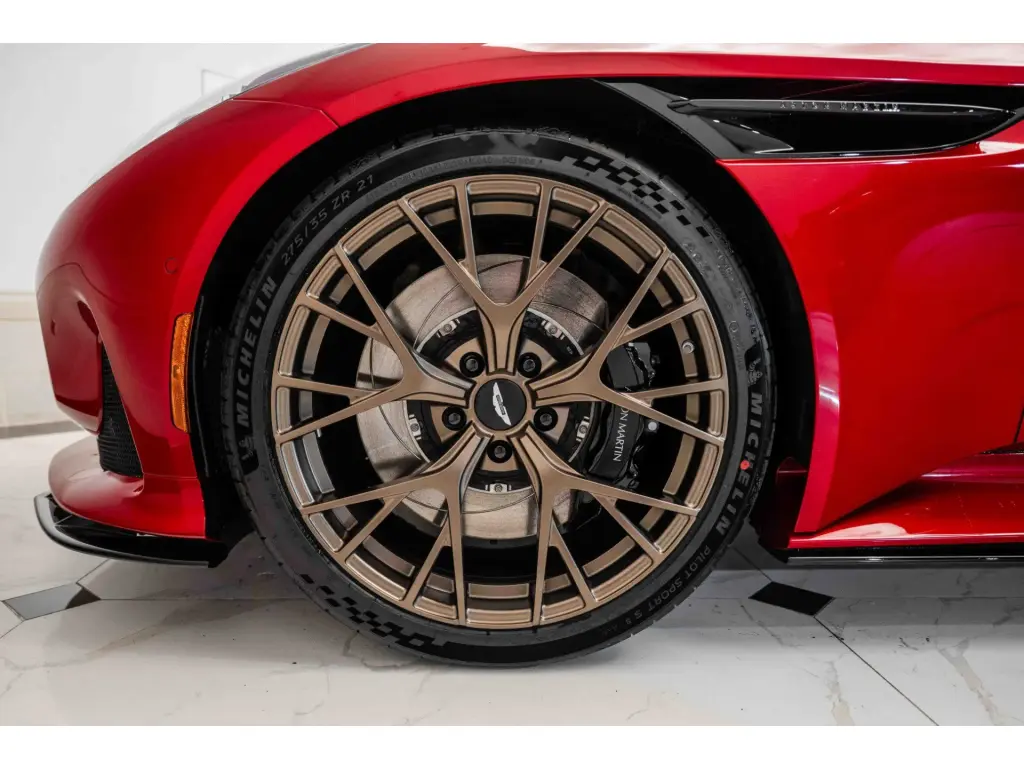 2025 DB12 V8 Volante thumbnail vehicle image 3