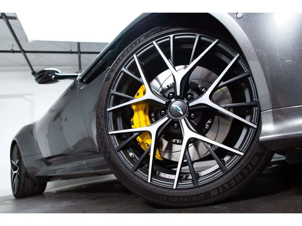 2026 DB12 V8 Volante thumbnail vehicle image 3